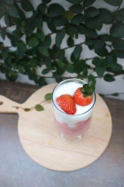 çilekli yoğurt veya çilek smoothies çilek tepesi ile