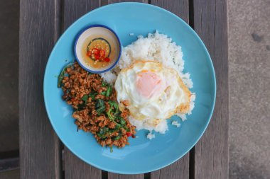 fesleğen ve pirinç, Tayland gıda ile tavada kızartılmış domuz eti