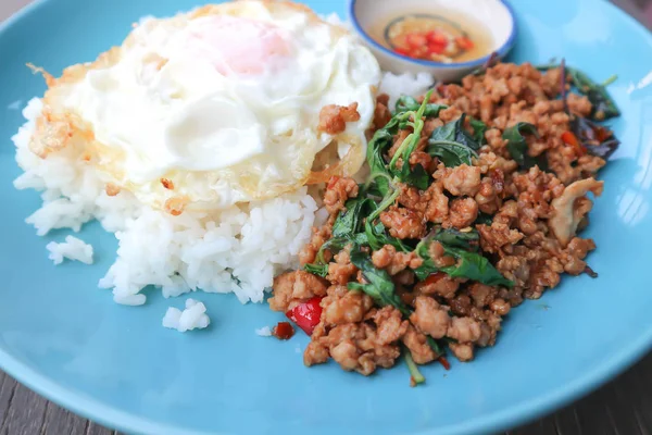 Babi Goreng Dengan Kemangi Dan Nasi Makanan Thailand — Stok Foto