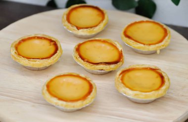 içinde belgili tanımlık tepsi tart veya yumurta tart