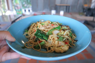 Spagetti veya baharatlı spagetti veya Tay spagetti