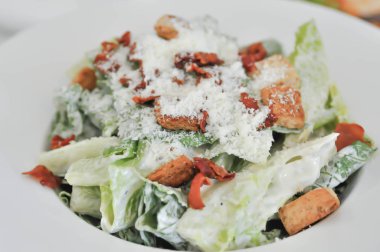 Sezar salatası ya da jambon salatası