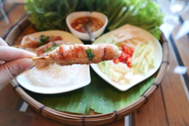 ızgara domuz noodle veya mangalda Vietnamca ve erişte ile