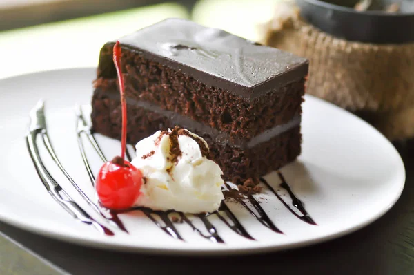 Bolo Chocolate Com Chantilly Cereja — Fotografia de Stock