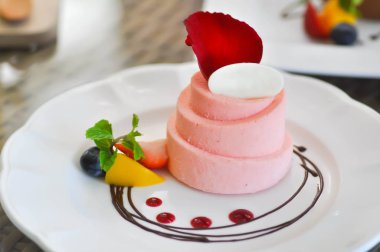 gül pasta veya meyve ile çilekli pasta