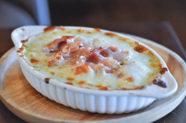 peynir ve domuz pastırması ile pişmiş ıspanak