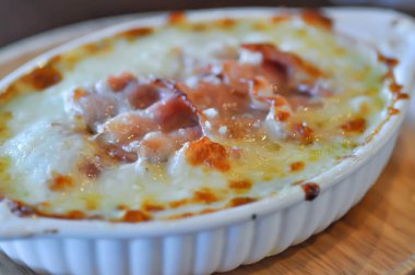 peynir ve domuz pastırması ile pişmiş ıspanak