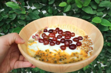 Yoğurtlu karışık meyve Tepesi