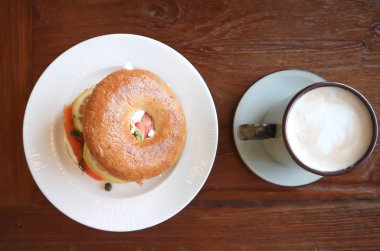 Simit veya füme somon ve süt çay simit