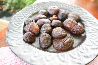 fırında mantar veya pişmiş shitake veya pişmiş shitake mantar yemek