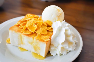 dondurma, Mısır gevreği ve krem şanti tost