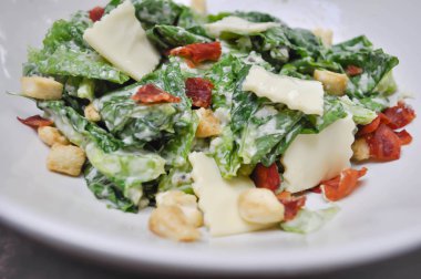 Sezar salatası peynir, pastırma ve kruton