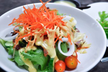 domuz eti ve sebze salatası