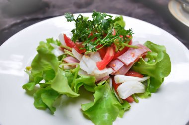 salata veya jambon ve sebze salatası