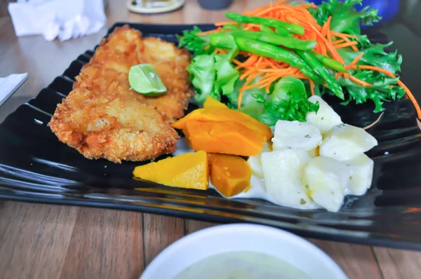 Salat Und Gebratener Fisch Oder Fischsalat — Stockfoto