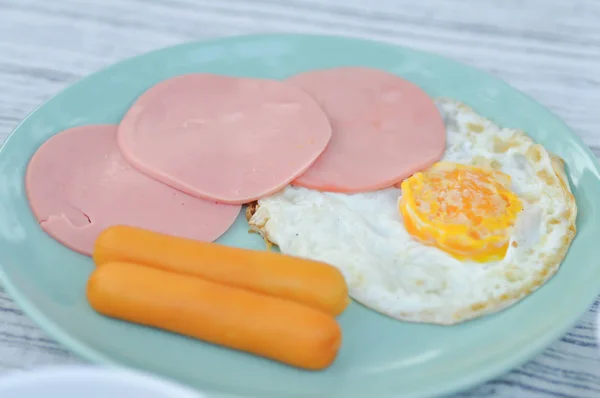 Oeuf Frit Oeuf Ensoleillé Avec Jambon Saucisse — Photo