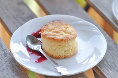 çörek, çörek çilek sosu ile