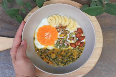 yoğurt veya yoğurt meyve tepesi ile