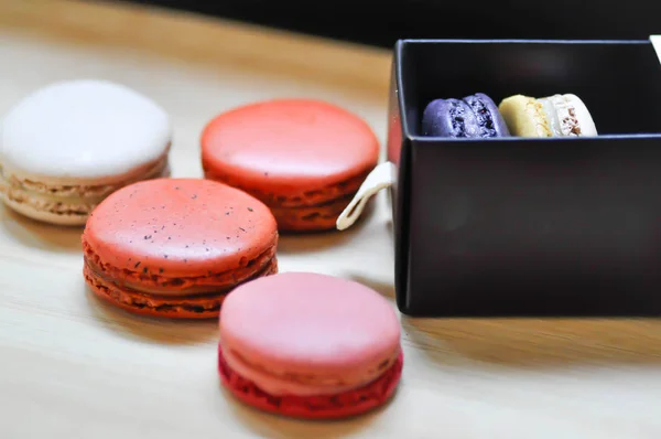 macaron or macaroon, French macaron