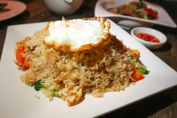 Aduk Goreng Dengan Telur Goreng Makanan Thailand — Stok Foto