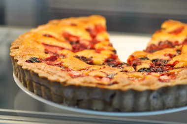 elmalı kek veya muzlu kek içinde belgili tanımlık tepsi