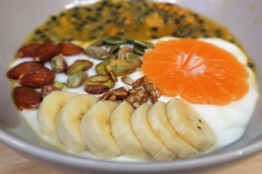 yoğurt veya yoğurt meyve yemek tepesi ile