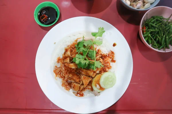 Nasi Diatapi Daging Babi Panggang Dan Saus Thaifood — Stok Foto