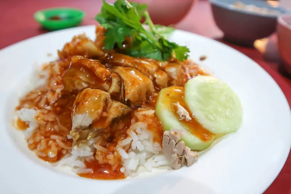 Nasi Diatapi Daging Babi Panggang Dan Saus Thaifood — Stok Foto