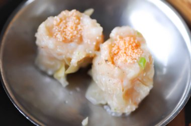 Karides ve karides yumurta dolması ile Çince aperatifler