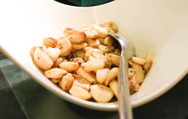 Stir fry sarımsak, sarımsak veya sarımsak tavada