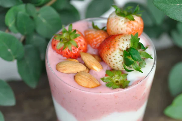 Frullato Fragole Yogurt Alla Fragola Con Guarnizione Frutta — Foto Stock