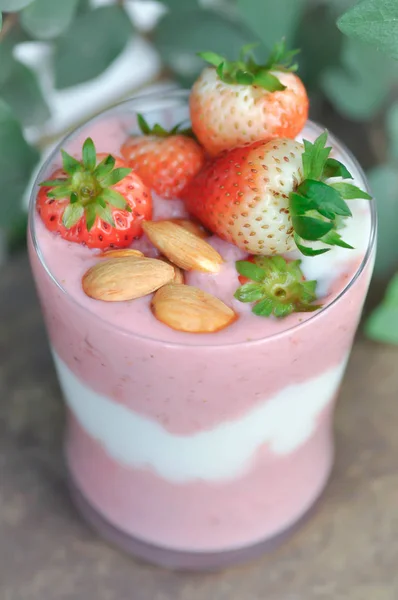 Batido Fresa Yogur Fresa Con Cobertura Frutas —  Fotos de Stock