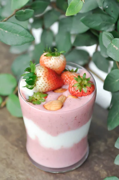 Aardbei Smoothie Aardbei Yoghurt Met Fruit Topping — Stockfoto