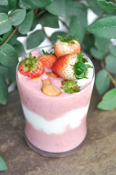 Frullato Fragole Yogurt Alla Fragola Con Guarnizione Frutta — Foto Stock