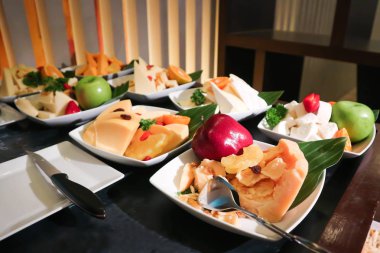 karışık peynir, Mozzarella peyniri ve keçi peynirli meyve ile