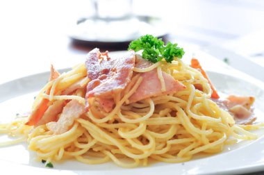 spagetti veya spagetti carbonara yemek