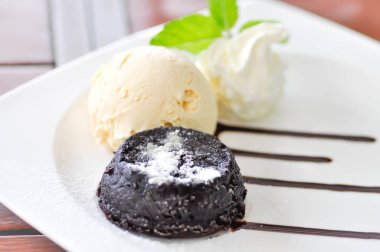 Çikolatalı kek veya çikolata lav kek dondurma ve kırbaçlanan krem