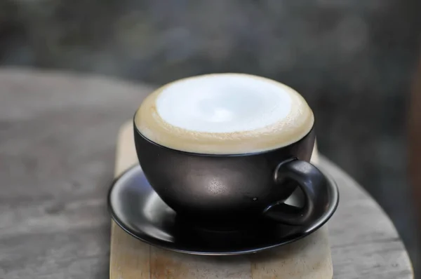 Kopi Panas Atau Cappuccino Panas Atas Meja — Stok Foto