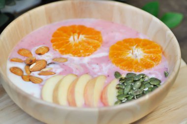 çilek güler yüzlü veya çilekli yoğurt