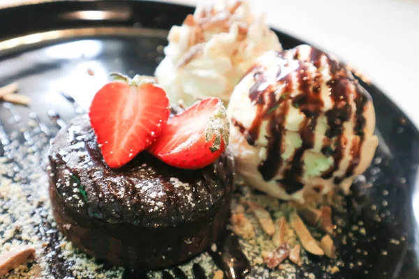 초콜릿 케이크나 아이스크림을 곁들인 초콜릿 용암 케이크 — 스톡 사진