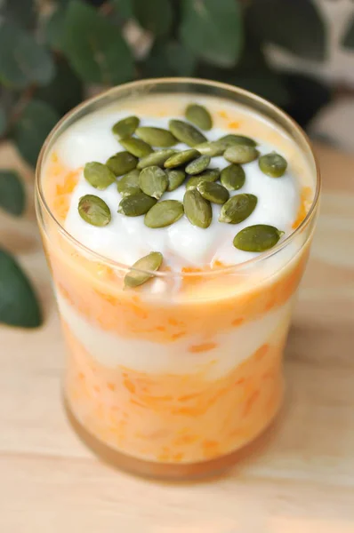 Joghurt, Orangenjoghurt — Stockfoto