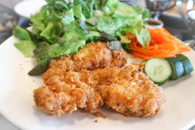 kızarmış tavuk, kızarmış tavuk salatası