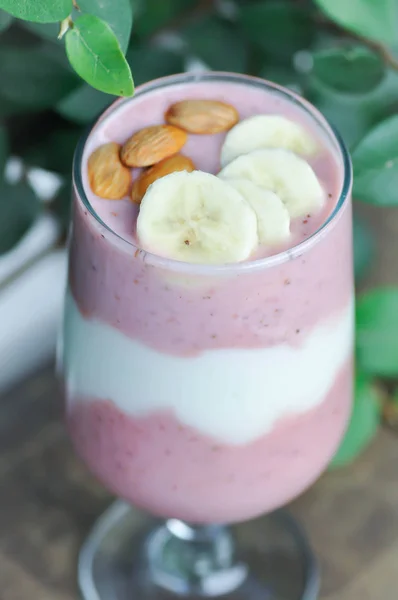 Frullato alla fragola o yogurt alla fragola con guarnizione alla banana — Foto Stock