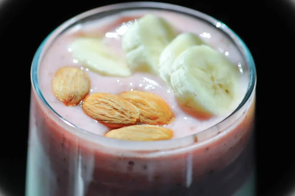 Frullato alla fragola o yogurt alla fragola con guarnizione alla banana — Foto Stock