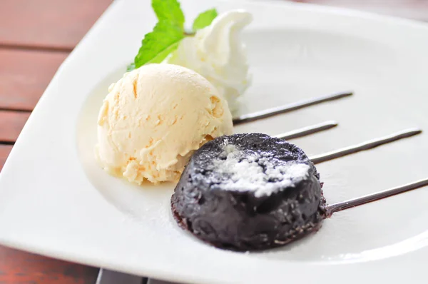 Chocolate cake or chocolate lava cake with ice cream — Stock Photo, Image