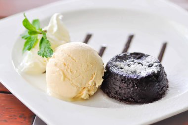 Çikolatalı kek ya da dondurmalı lav keki. 