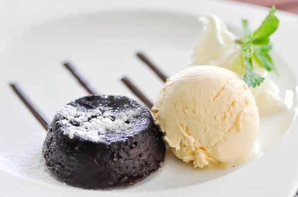 Bolo de chocolate ou bolo de lava de chocolate com sorvete — Fotografia de Stock