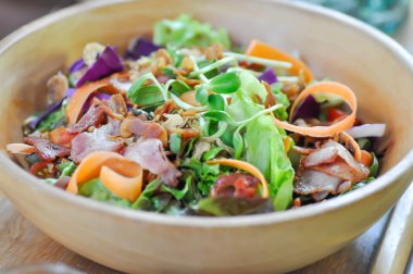 domuz pastırması ve jambon salatası 