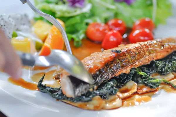 Mangiare salmone alla griglia, bistecca di salmone — Foto Stock