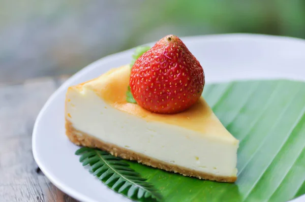 Pastel de queso con relleno de fresa — Foto de Stock